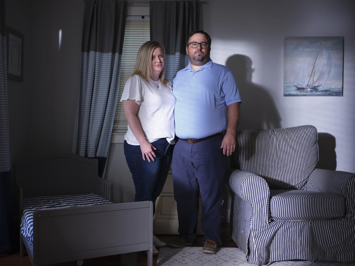 Tyler Cestia con su esposa, Pamela Cestia, en su casa de Nueva Iberia, Luisiana, el 9 de agosto de 2023. (Edmund D. Fountain/The New York Times)