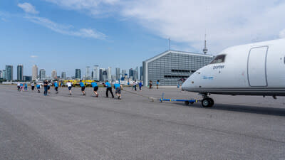 Haul for Hope Plane Pull at Billy Bishop Toronto City Airport. (CNW Group/Billy Bishop Toronto City Airport)