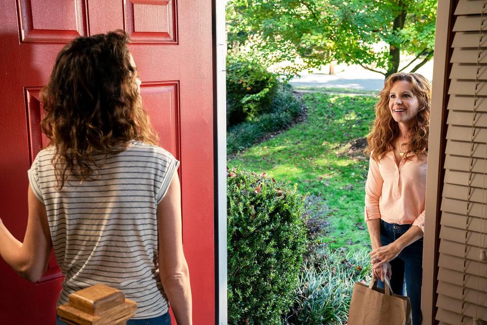 Courtney Henggele, Robyn Lively