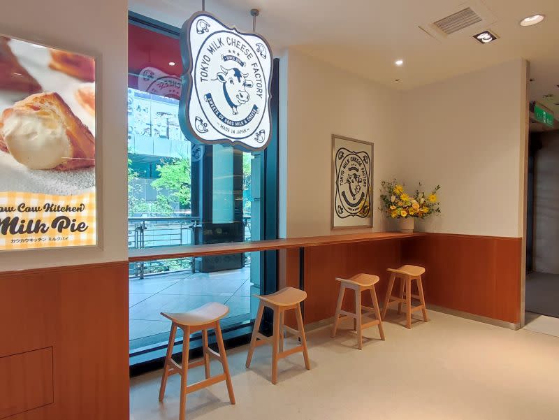 ▲東京牛奶起司工房，在台北新光三越信義新天地A8館首度設置高吧桌立座。（圖／東京牛奶起司工房提供）