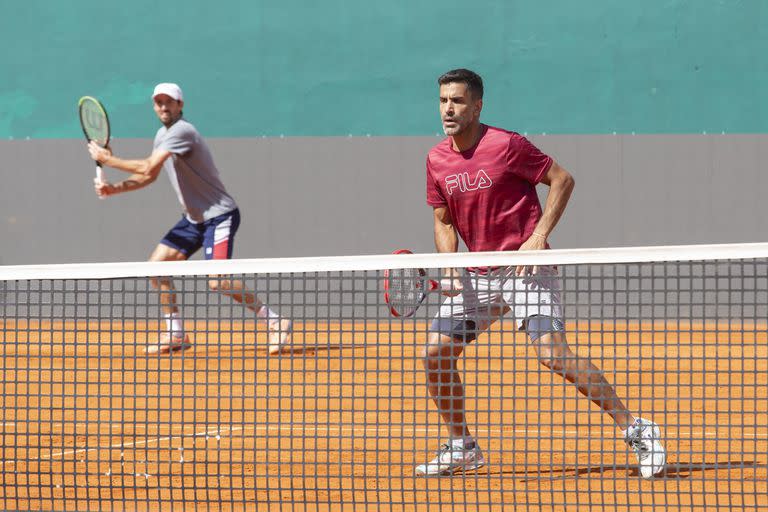 Máximo González en la red; detrás, Andrés Molteni; serán la pareja de dobles argentina en la serie frente a Lituania