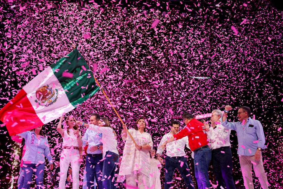 La candidata presidencial de la oposición de México, Xóchitl Gálvez, ondea una bandera de México mientras celebra su mitin de cierre de campaña en Monterrey, México, el 29 de mayo de 2024. REUTERS/Daniel Becerril