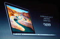 Por último, el Mac Book Pro, que dispone de una pantalla de 13 pulgadas con Retina Display. Su pantalla es de 2560x1600 píxeles y ofrece un mejor rendimiento respecto a modelos anteriores del mismo tamaño. Saldrá a la venta con un precio recomendado a partir de los 1.779 euros. (Photo by Kevork Djansezian/Getty Images)