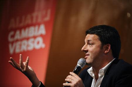 Florence mayor Matteo Renzi gestures during a political meeting in Turin December 6, 2013. REUTERS/Giorgio Perottino