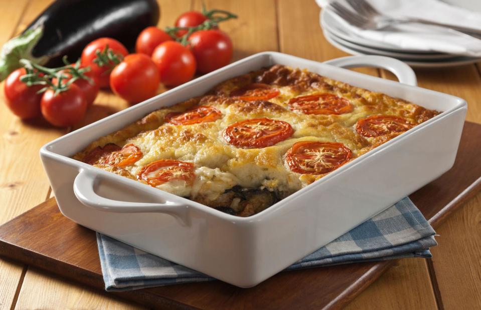 Moussaka kommt eigentlich aus der Türkei, ist heute aber typisch griechisch. (Bild: Simon Reddy/Alamy Stock Photo)