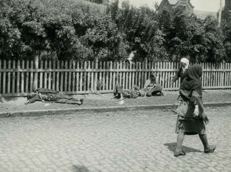 1932年烏克蘭大饑荒，至少400萬烏克蘭人餓死。圖為百姓死於烏克蘭第二大城卡爾可夫街頭。（維基百科公有領域）