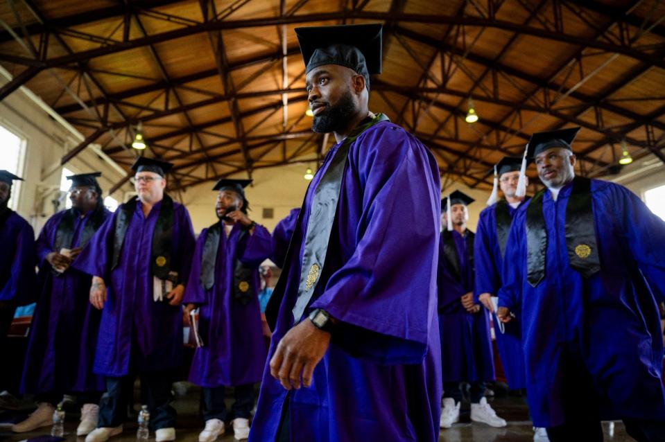 美國西北大學15日為「監獄教育計畫」首批畢業生舉行畢業典禮。路透社