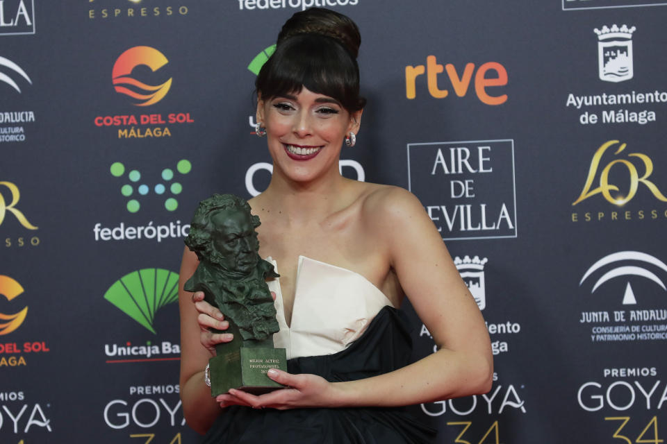 CORRECTS HER NAME AND FILM - Belen Cuesta poses with her trophy after wining the best leading actress award for "La trinchera infinita" during the Goya Film Awards Ceremony in Malaga, southern Spain, early Sunday, Jan. 26, 2020. The annual Goya Awards are Spain’s main national film awards. (AP Photo/Manu Fernandez)