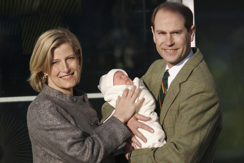 SURREY, ENGLAND - DECEMBER 20: Sophie, Countess of Wessex and Prince Edward, Earl of Wessex leave Frimley Park Hospital with their baby son, Viscount Severn, their second child on December 20, 2007 in Surrey, England. The names chosen by The Earl and Countess of Wessex for their son are James Alexander Philip Theo. (Photo by Tim Graham Photo Library via Getty Images)