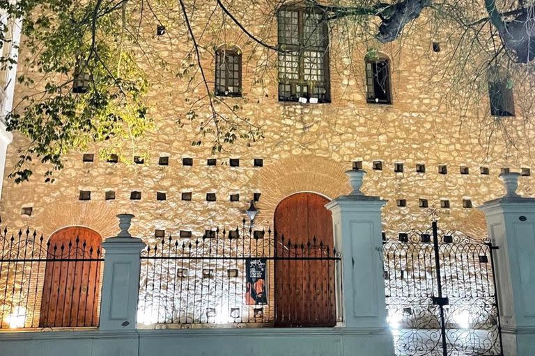 La Iglesia de la Compañía se construyó entre 1653 y 1674; estuvo a cargo de los jesuitas;  está en pleno centro de la ciudad