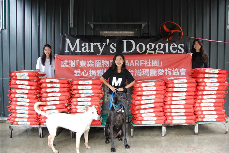 左起為：AARF會長Evelyn Lee、Mary’s Doggies理事長Mary、AARF會長Emma Shih。（圖／AARF社團提供）