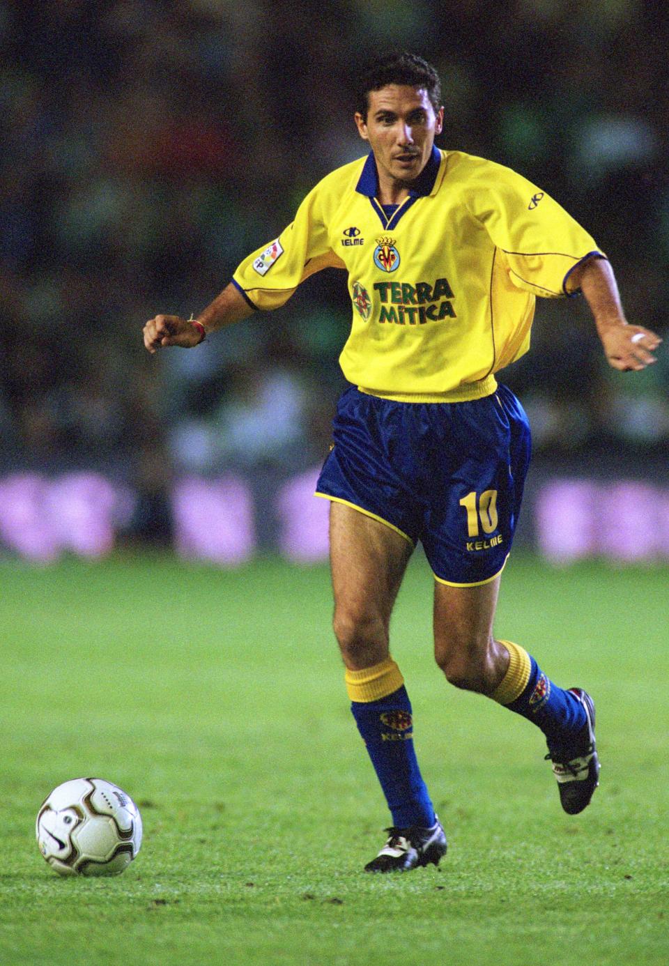 Diego Cagna en un partido con el Villarreal en la temporada 2001-02. (Foto: Nuno Correira / AllsportUK / Allsport).