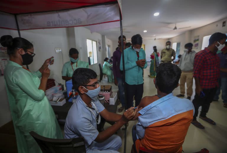 Un centro de vacunaci&#xf3;n en Hyderabad, India (AP Foto/Mahesh Kumar A.)