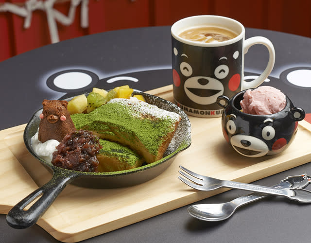 French toast of green tea and red bean paste 250元（前）／抹茶法式吐司。拿鐵120元（右後）／用可愛主題杯喝咖啡好幸福。