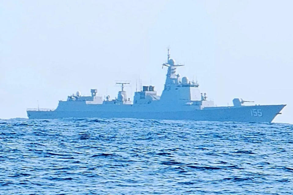 大陸解放軍艦「南京艦」21日在東部外海與我拉法葉級艦對峙（攝自臉書粉專「Taiwan ADIZ」）