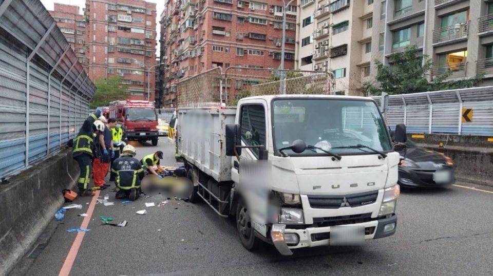 新店下午發生一起嚴重車禍1死1命危。（圖／翻攝畫面）