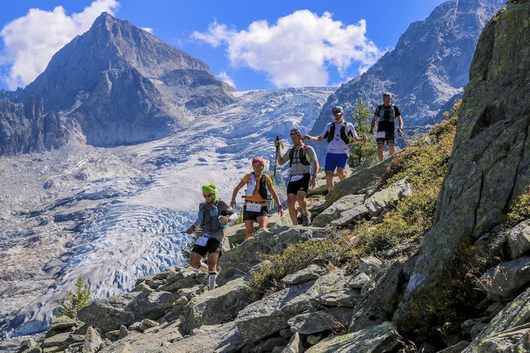 Un grupo de corredores desciende por el camino de La Fouly