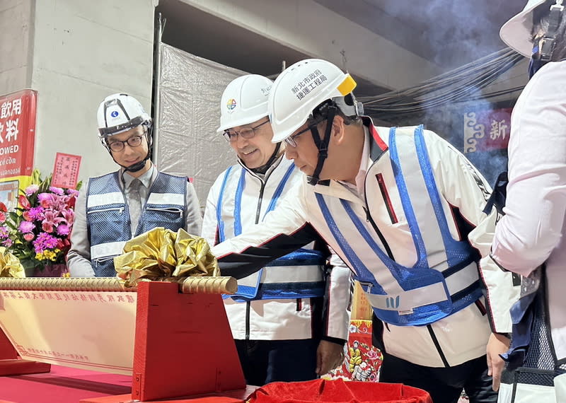 侯友宜出席新北環狀線秀朗橋站捷運開發大樓上梁 新北市政府捷運工程局6日舉行「新北環狀線秀朗橋 站捷運開發大樓上梁典禮」，市長侯友宜（左2）等 人出席。 （新北市捷運局提供） 中央社記者黃旭昇新北傳真  113年2月6日 