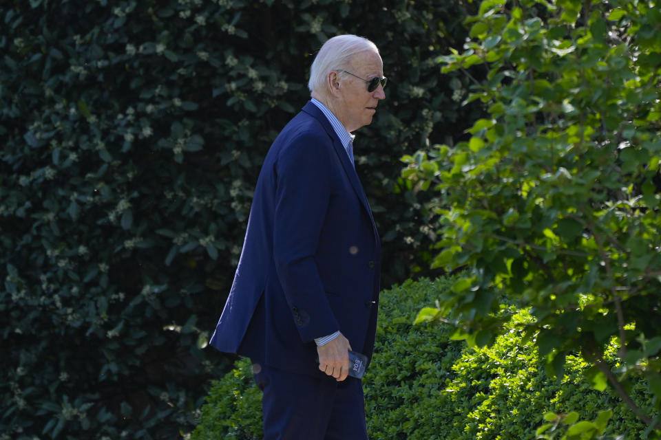 El presidente Joe Biden se dirige a la Oficina Oval en la Casa Blanca, el sábado 13 de abril de 2024, en Washington. (AP Foto/Pablo Martinez Monsivais)