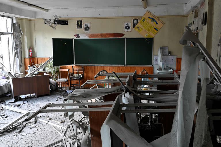 Esta imagen muestra un aula volada en una escuela parcialmente destruida por un cohete en Kharkiv el 2 de junio de 2022,.