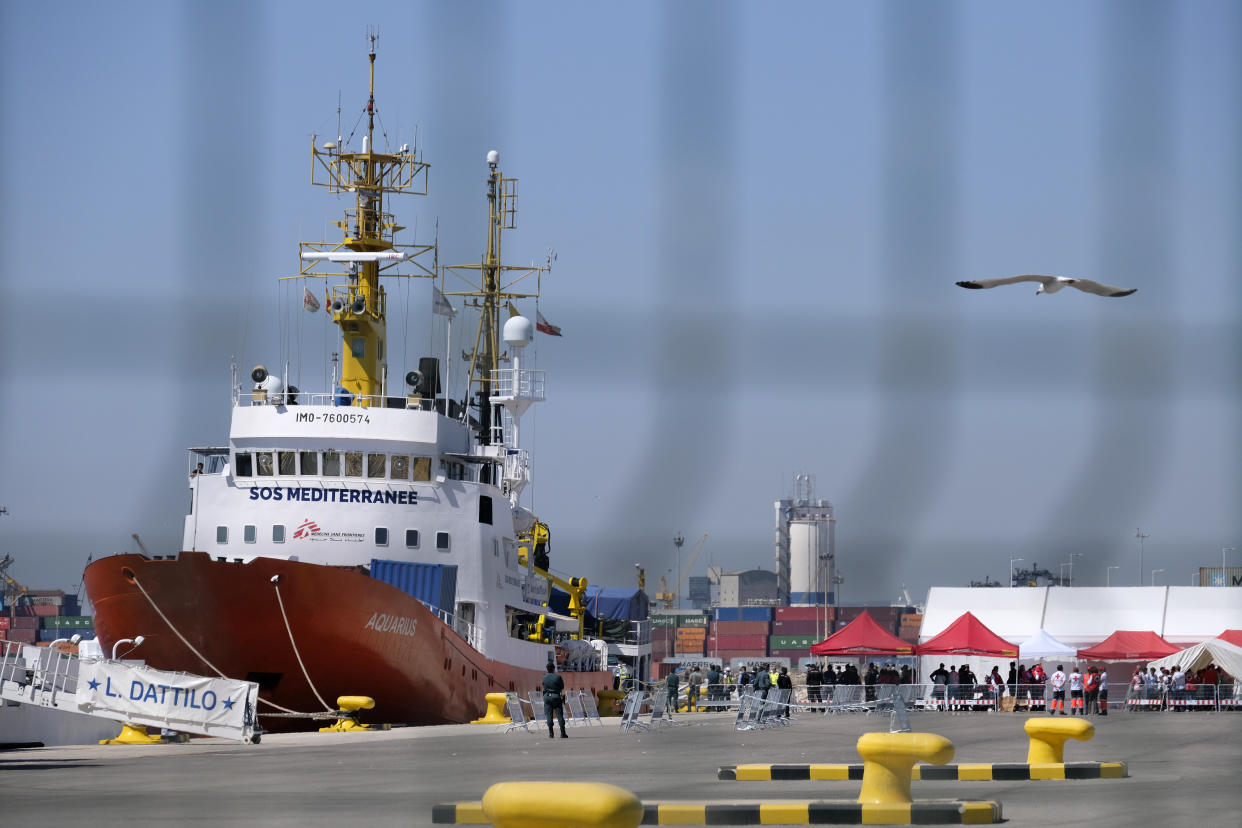 Spain welcomes the 630 refugees rescued by the Aquarius after their arrival at the Port of Valencia. (Photo: José Colón for Yahoo News)