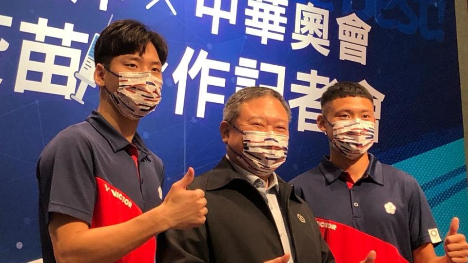 中華隊選手湯智鈞和王冠閎親自出席，呼籲民眾面對雙疫夾擊的疫情威脅。（圖／TVBS）