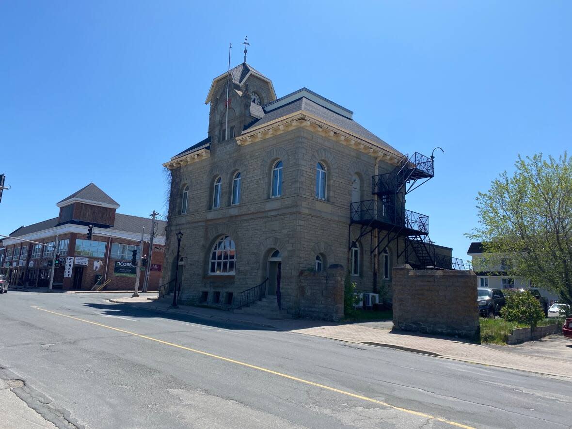 The Old Post Office sits at the corner of Queen Street and Douglas Avenue in downtown Bathurst. (Mario Mercier/Radio-Canada - image credit)