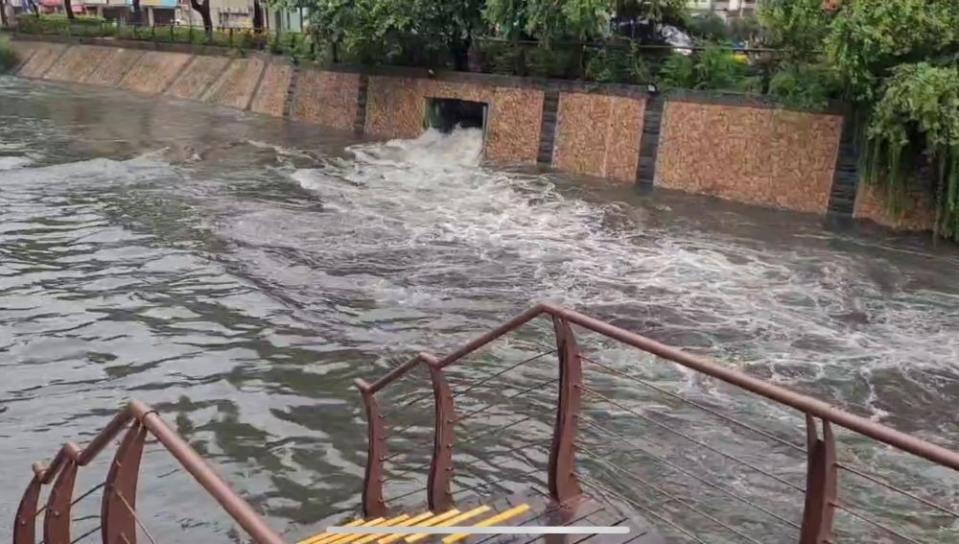 《圖說》中港大排15日下午開啟左箱涵以接納周邊下水道之宣洩。〈水利局提供〉