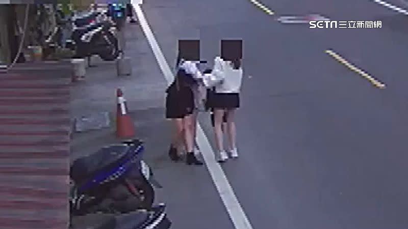 3名女子走路不穩，一起徒步逃離現場。