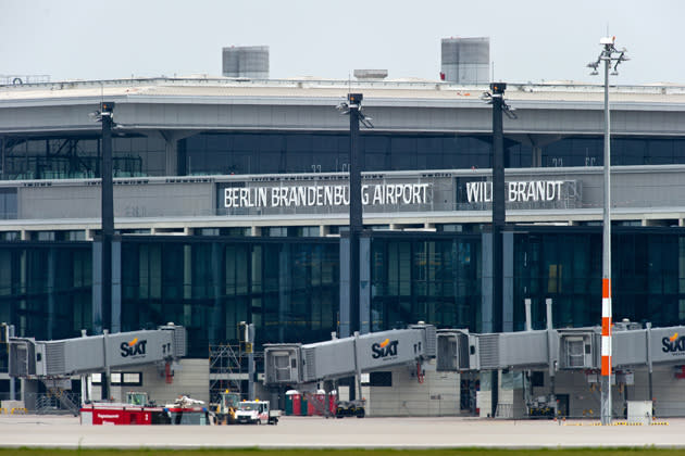 <b>Verantwortliche des Berliner Pannenflughafens</b><br><br>Peinlicher geht’s kaum: Der Flughafen Berlin Brandenburg BER kann erst sechs Jahre später als geplant öffnen, und zwar am 27. Oktober 2013. Insgesamt vier Mal wurde die Eröffnung verschoben, zuletzt wegen der nicht funktionierenden Brandschutzanlage. Die Kosten explodierten von 1,23 auf 4,4 Milliarden Euro. (Bild: dpa)