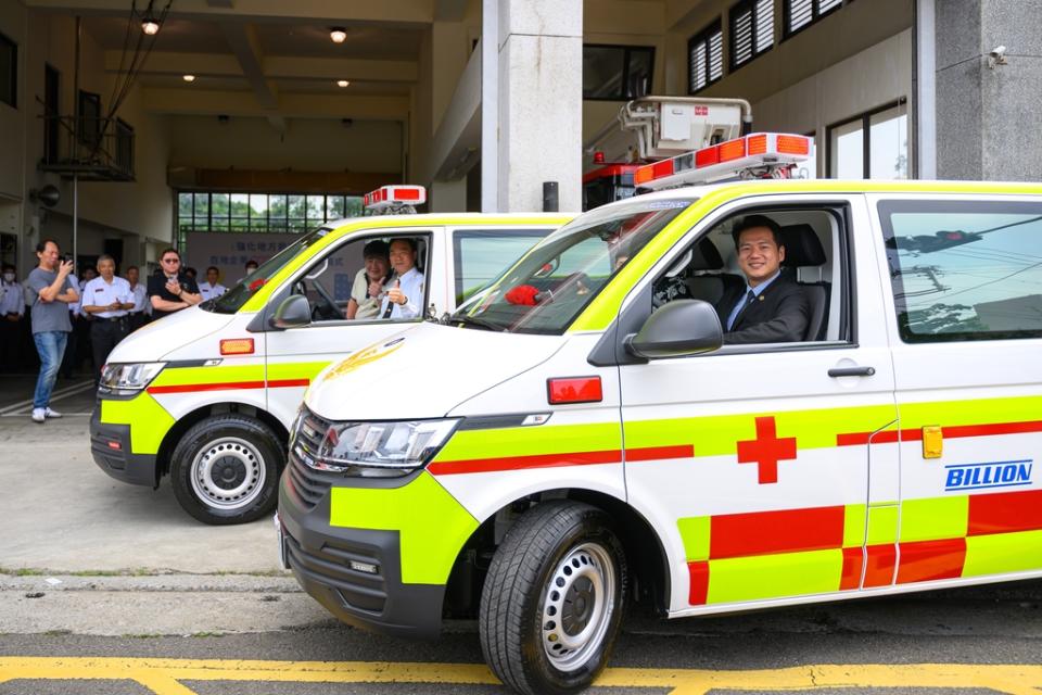 《圖說》竹市副市長邱臣遠代表接受救護車捐贈並鳴笛啟用。（圖／新竹市政府提供）