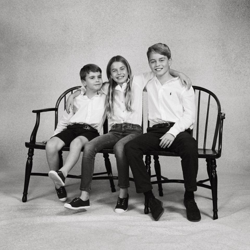 威廉王子和凱特王妃在耶誕節當天貼出3個孩子的合照，為眾人獻上驚喜。（翻攝X@KensingtonRoyal）