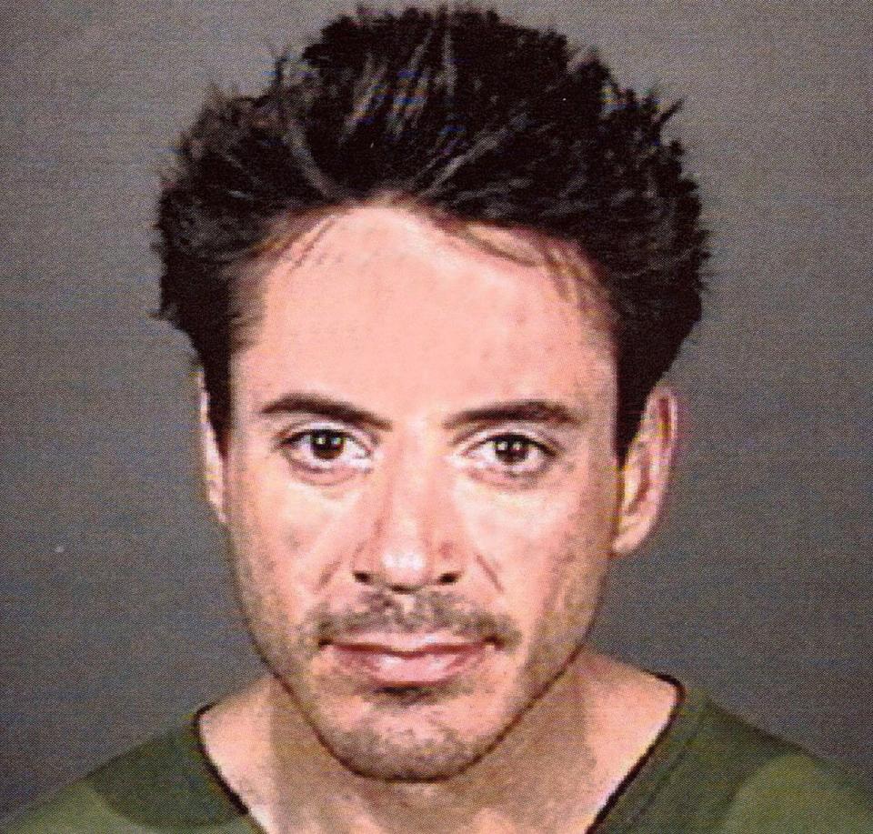 Auch Robert Downey Jr. litt lange Zeit unter schweren Drogenproblemen und wurde mehrfach zu (Haft-)Strafen verurteilt. Die peinlichste Verhaftung musste der spätere "Iron Man"-Star 2001 über sich ergehen lassen: In der kalifornischen Stadt Culver City wurde er von der Polizei barfuß umherwandernd aufgegriffen, ein Test auf Kokain war positiv, Downey Jr. wurde dennoch am gleichen Tag wieder freigelassen. (Bild: Culver City Police Department/Newsmakers/Getty Images)