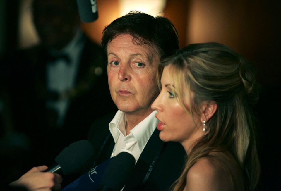 2006 trennte sich das Ehepaar "freundschaftlich", wie McCartney und Mills in einem gemeinsamen Statement erklärten: Das Paar sei "traurig", habe aber festgestellt, dass es "immer schwieriger" sei, eine "normale Beziehung unter den Augen der Öffentlichkeit zu führen". Die Aussagen, dass man sich gegenseitig immer noch sehr schätze, wurde allerdings bald ad absurdum geführt. (Bild: Ralph Orlowski/Getty Images)