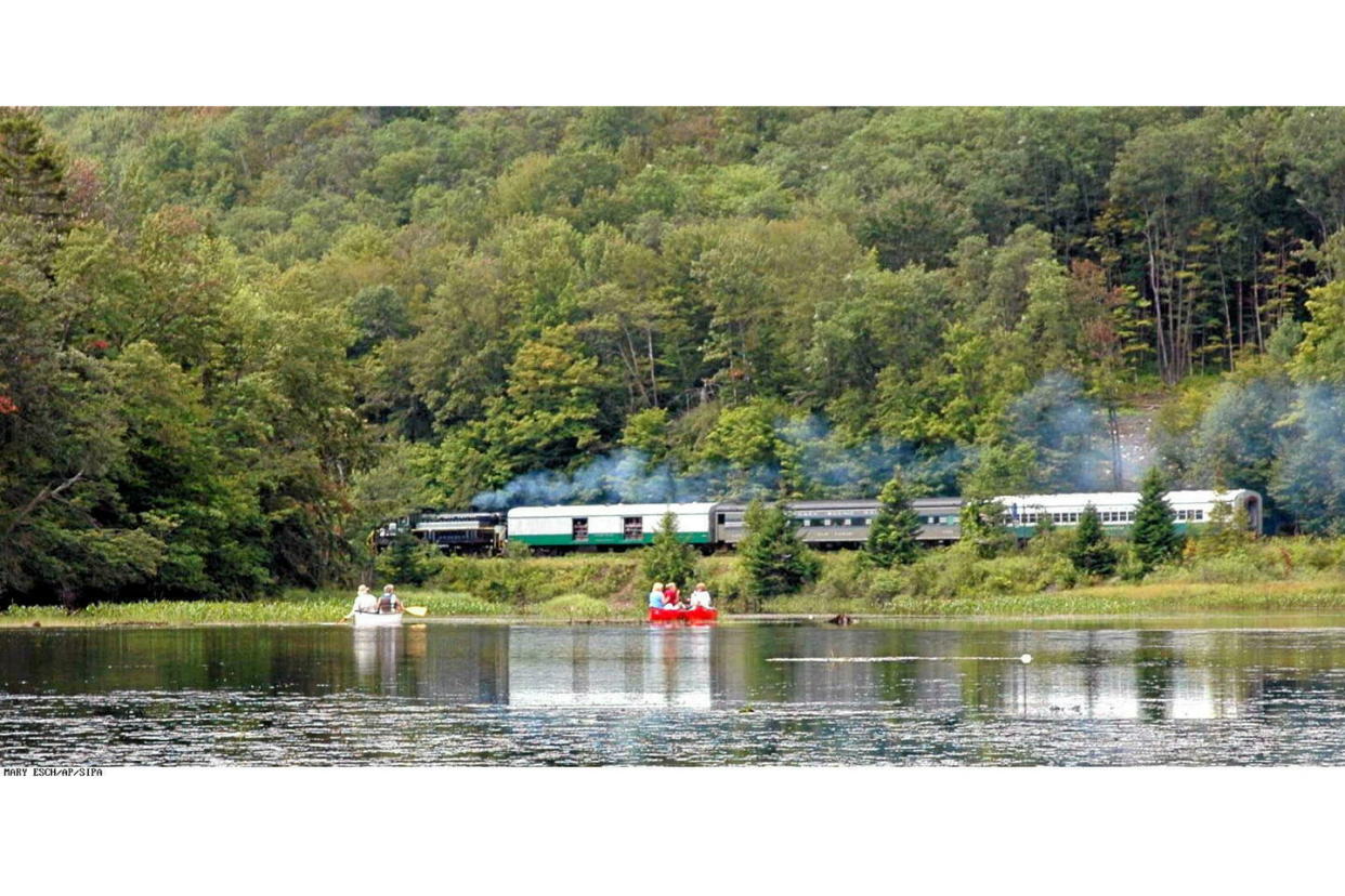 Le train Adirondack à hauteur de Old Forge, dans le comté de Herkimer, dans l'État de New York (États-Unis).  - Credit:Mary Esch/AP/Sipa
