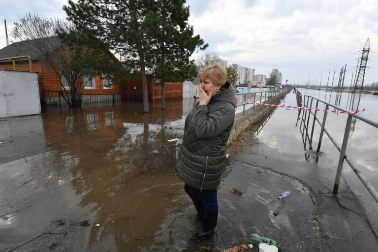 Une femme pleure dans un quartier inondé de la ville d'Orenbourg, dans le sud de la Russie, le 13 avril 2024 (Olga MALTSEVA)