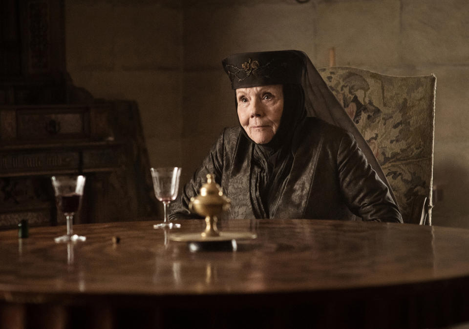 En esta imagen difundida por HBO, la actriz británica Diana Rigg como Olenna Tyrell en una escena de "Game of Thrones". Rigg murió de cáncer el jueves 10 de septiembre del 2020. Tenía 82 años. (HBO vía AP)