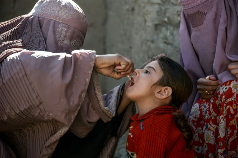 Una niña recibe una dosis de vacuna contra la poliomielitis, el 20 de marzo de 2019 en la provincia de Kandahar en Afganistán