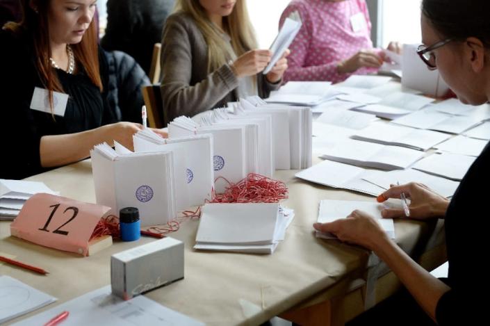 Advance votes of the Finnish parliamentary elections are counted in Helsinki on April 19, 2015 (AFP Photo/Mikko Stig)
