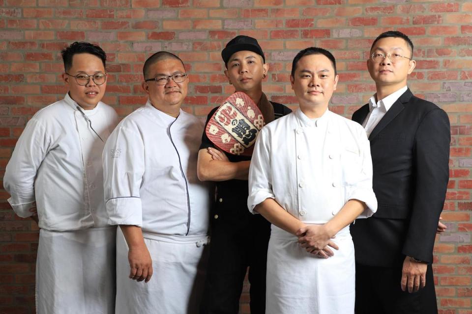Nick與台南晶英酒店餐飲團隊合作，打造結合燒烤與牛排館經典的全新菜單。（台南晶英酒店提供）