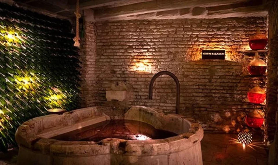 Bathe in the ‘wine bath’ at Aire (Aire)