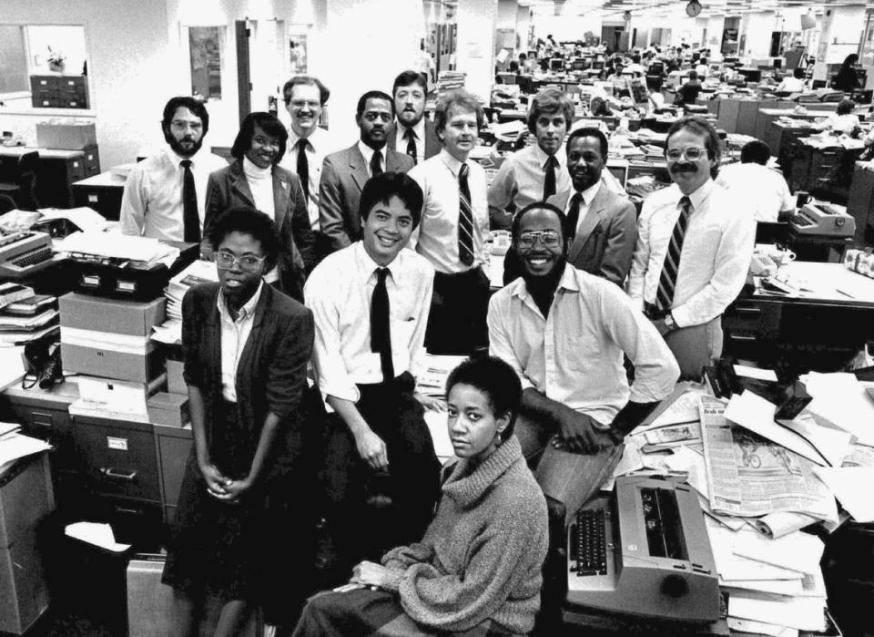 Foto de diciembre de 1983. La serie de una semana del Miami Herald 'El aislamiento del Miami negro' concluyó el 3 de diciembre de 1983. Como parte de su investigación, dos reporteros del Herald, uno blanco y otro negro, descubrieron una aparente discriminación racial en 24 de los 45 complejos de apartamentos de Miami-Dade, desde North Miami hasta Coral Gables. En la mayoría de los casos, los agentes de alquiler dijeron al reportero negro que no había apartamentos disponibles para alquilar. El reportero blanco, que llegaba minutos más tarde, era recibido en apartamentos vacíos, listos para ser ocupados. La serie obtuvo el tercer puesto en la categoría de servicio público en el concurso de la Sociedad de Editores de Periódicos de la Florida. En esta foto de la antigua redacción del Herald, en 1 Herald Plaza, Itabari Njeri está sentada ante la máquina de escribir. Detrás de ella están Ellyn Ferguson, Robert Lowe y Michel du Cille; en la siguiente fila, de izquierda a derecha, Bea Hines, Michael Cottman, Jim Savage, Larry Bivins y Richard Morin; en la última fila, de izquierda a derecha, Mark Silva, David Marcus, Paul Shannon y Carl Hiaasen. Miami Herald file The Miami Herald/Miami Herald file