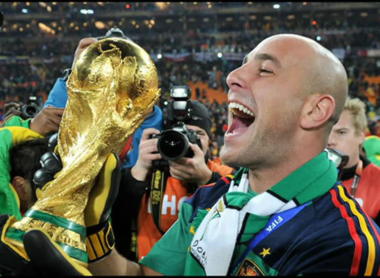 Johannesburgo, 11 de julio de 2010: Pepe Reina, el corazón, el alma de la selección española, en los festejos tras la conquista frente a los Países Bajos