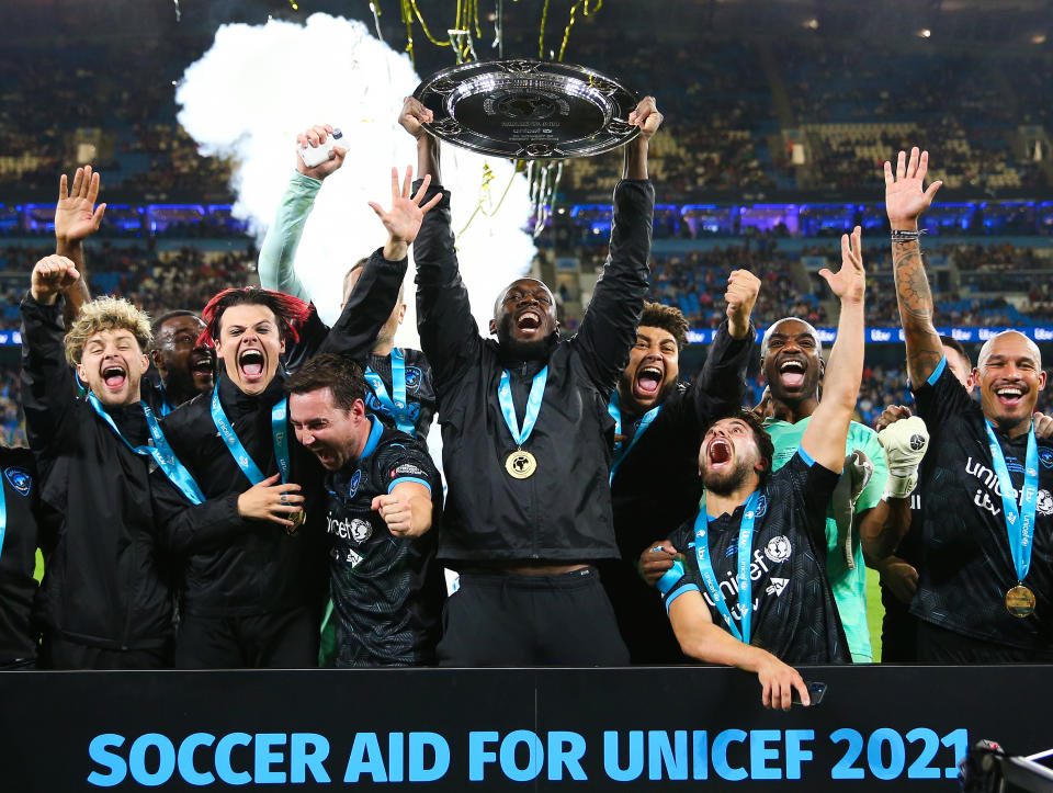 MANCHESTER, ENGLAND - SEPTEMBER 04: Usain Bolt of the World XI lifts the Soccer Aid trophy with teammates during Soccer Aid for Unicef 2021 at Etihad Stadium on September 04, 2021 in Manchester, England. (Photo by Matt McNulty - Manchester City/Manchester City FC via Getty Images)