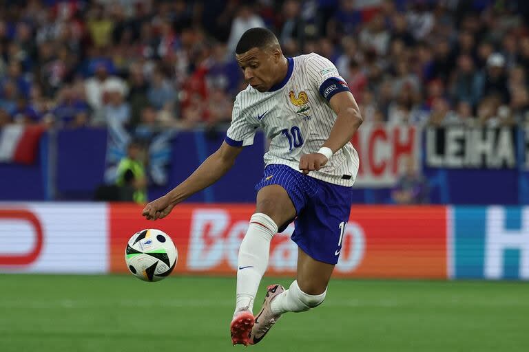 Kylian Mbappé aún no logró gravitar en la Eurocopa; este viernes tendrá enfrente a Cristiano Ronaldo, un experto en la materia