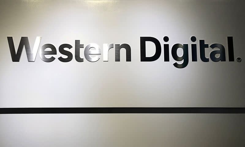 El logotipo de Western Digital Corporation en la sede de la compañía en Tokio