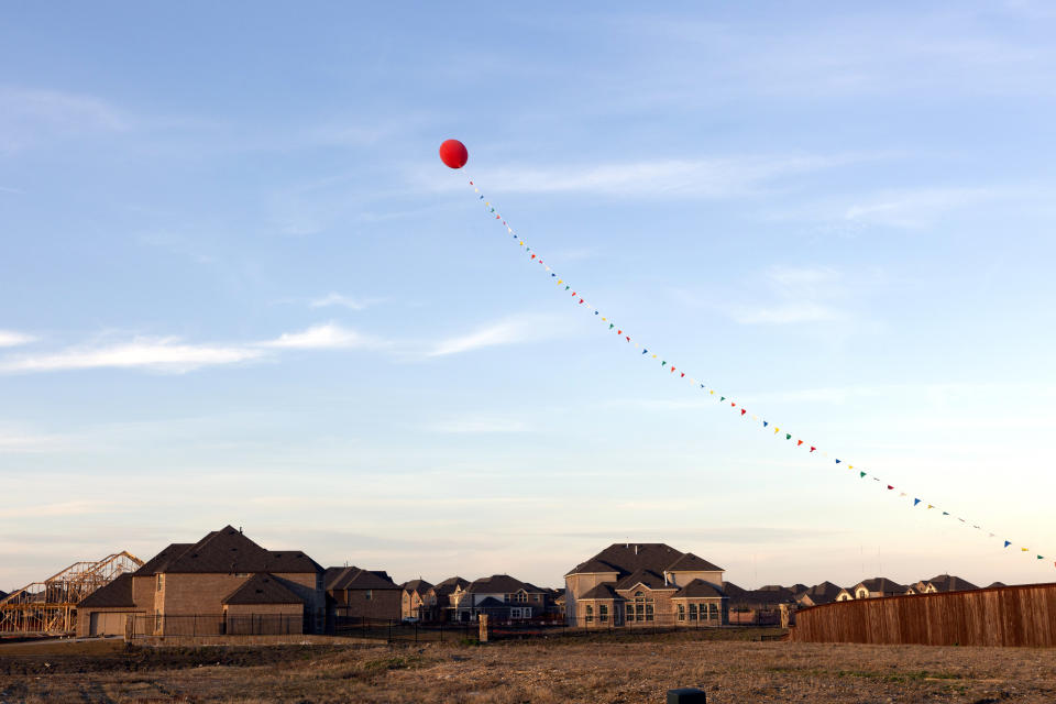 Ein roter Luftballon bescherte einem mexikanischen Mädchen eine tolle Weihnachtsüberraschung. (Foto: Getty Images)