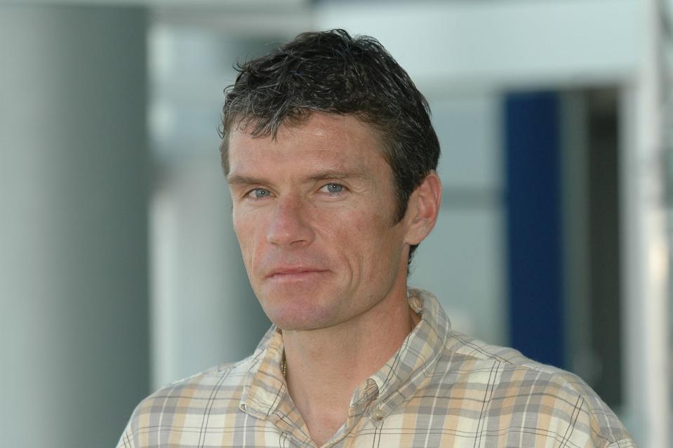 "Quäl dich, du Sau": Ex-Profi Udo Bölts (er kommentiert die Tour de France 2006 im ZDF als Experte) trieb Jan Ullrich 1997 über die Gipfel der Vogesen. (Bild: ZDF / Wolfgang Lehmann)