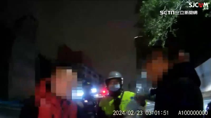 汽車駕駛被警方攔查進行酒測前，因漱口爭議跟員警發生言語上的爭執。