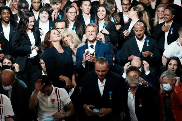 Emmanuel Macron et sa femme Brigitte Macron posent avec les athlètes français médaillés aux Jeux de Tokyo et récompensés lors d'une cérémonie à Paris, à l'Elysée, le 13 septembre 2021 - Thibault Camus © 2019 AFP